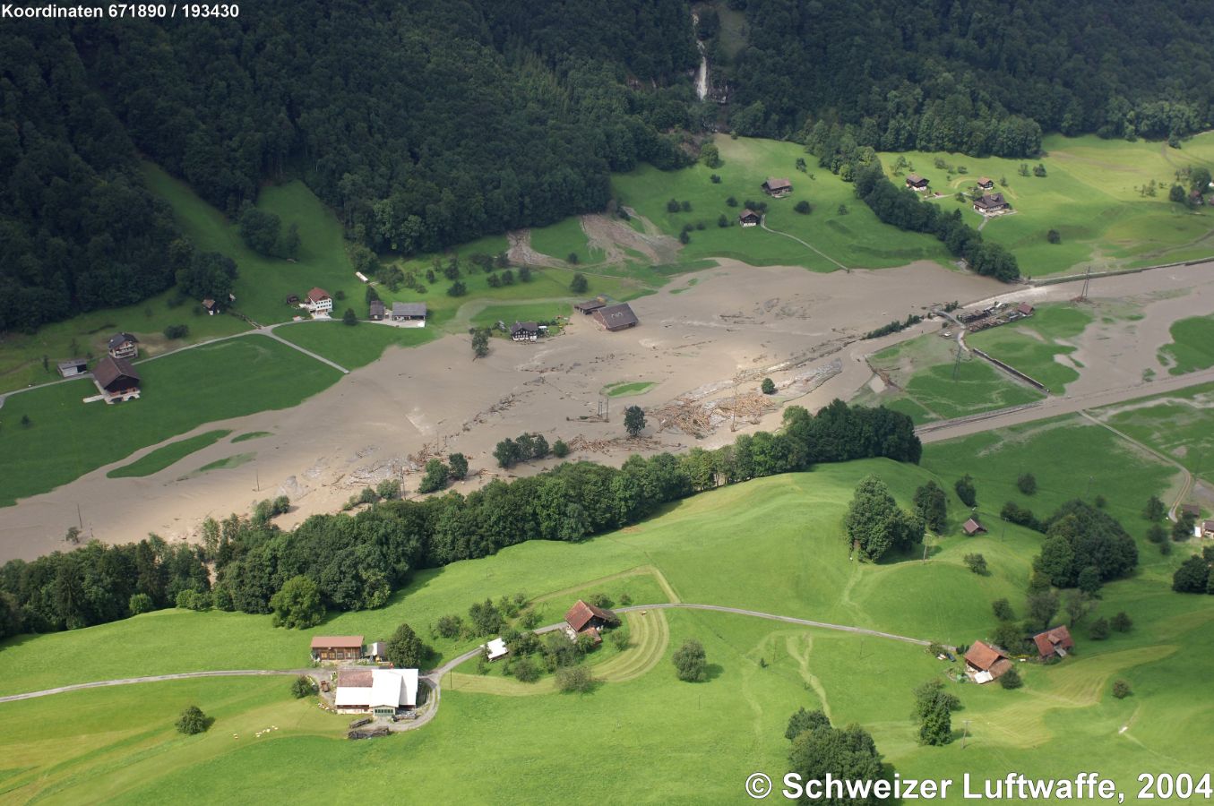 Hochwasser der Engelberger Aa bei Fallenbach im Oktober 2004 (Position 2'671'900.55, 1'193'514.54)